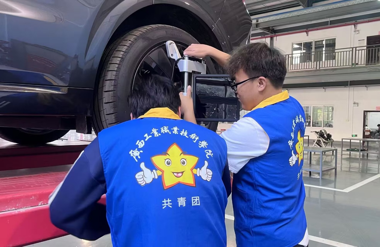 车辆工程学院开展2024年大学生社会实践活动之车辆日常检测、维护公益行动