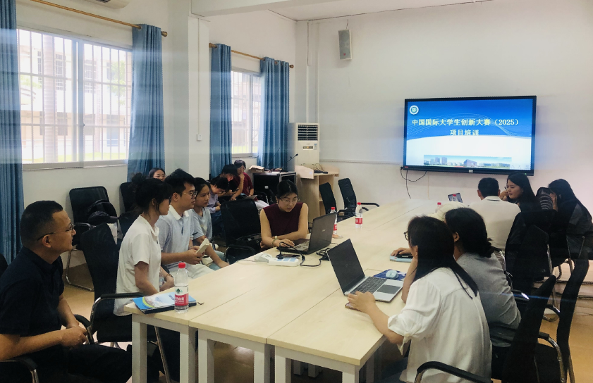 我校举办大学生创新大赛项目专家论证培训会