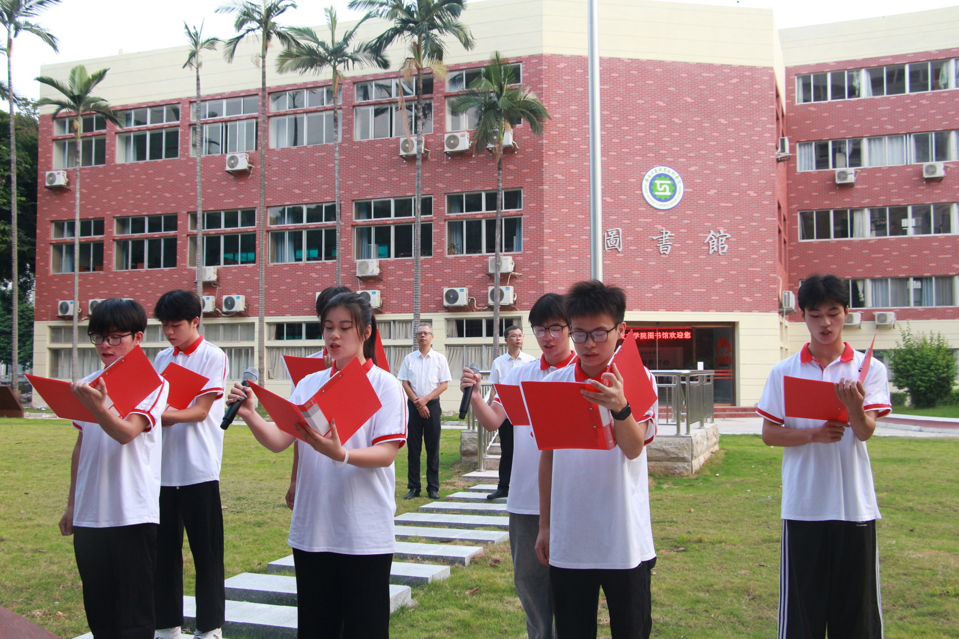 学院团学组织学生代表朗诵《十月中国红》