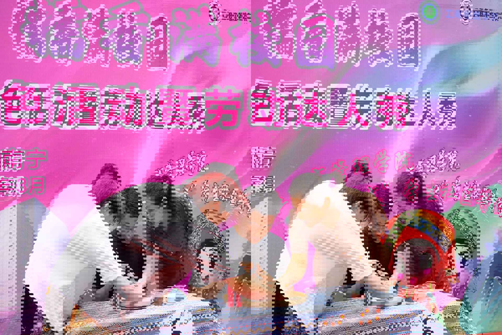 党委书记尹丽与留学生交流作画