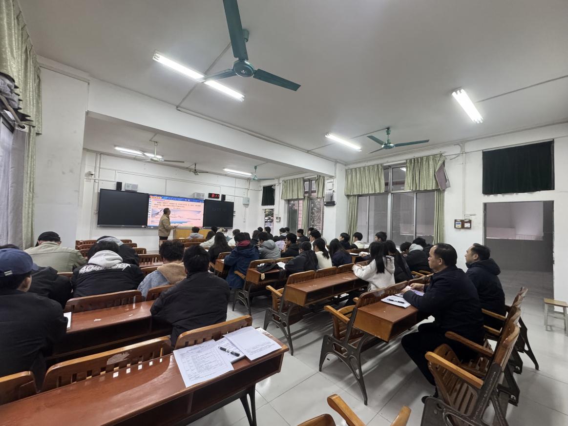 学校校长黄政艳深入课堂督导新学期教学工作