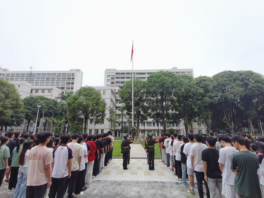 化工技术学院举行升国旗仪式