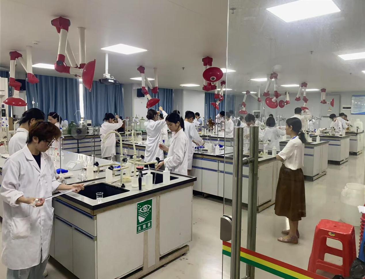 化工技术学院化学检验员（高级工）职业技能等级认定工作顺利完成