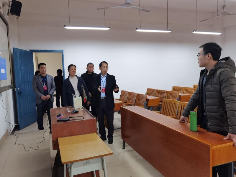 韩书记深入课堂指导教师线上教学.jpg