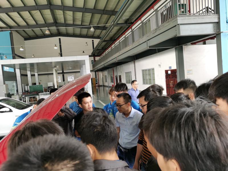 企业专家授课并与校内老师探讨.jpg