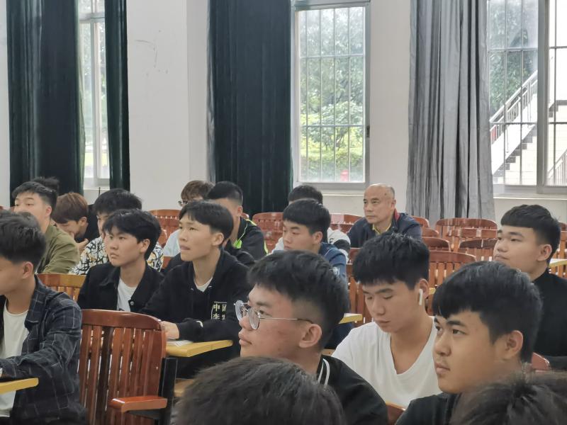 情系学生，关爱学生——学校黄琼念副校长深入班级联系学生