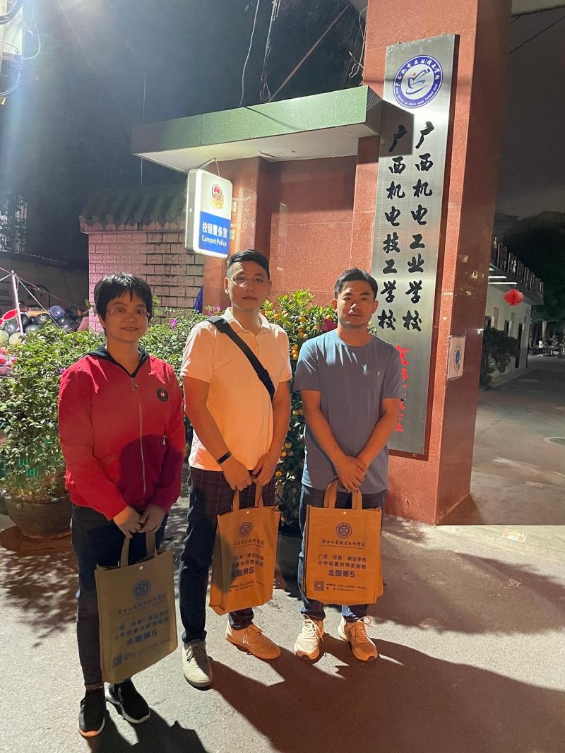 招生宣传老师在校门合影 - 副本.jpg