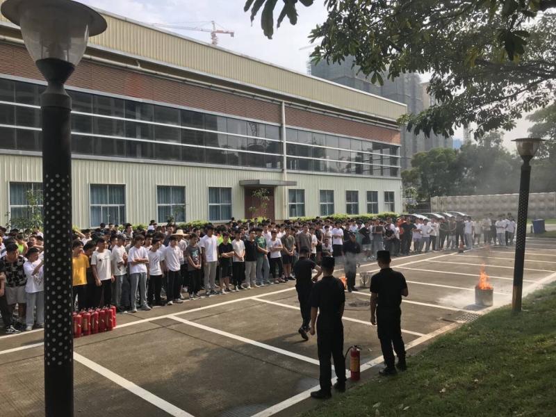 维稳队学生示范使用灭火器.jpg
