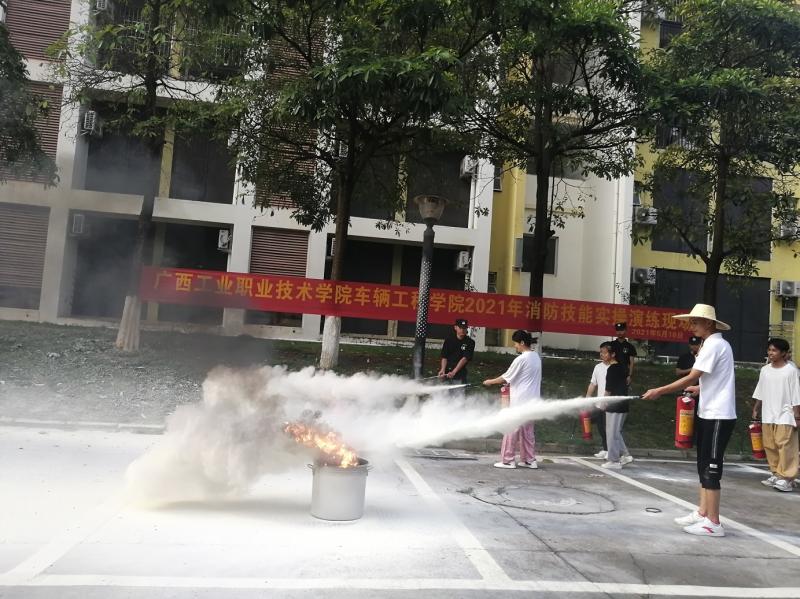同学们学习使用灭火器.jpg