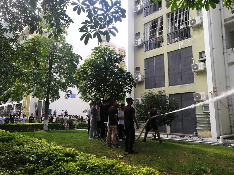 同学们学习使用消防栓.jpg
