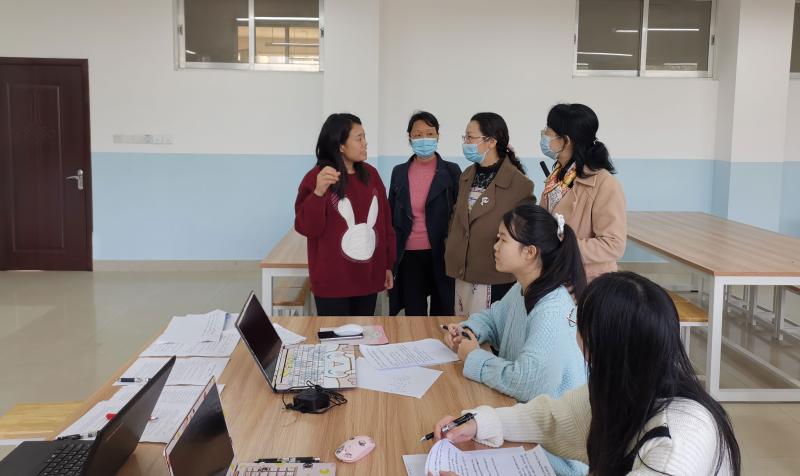 1 王娟副校长视察幼师教育学院学生比赛训练情况 .jpg