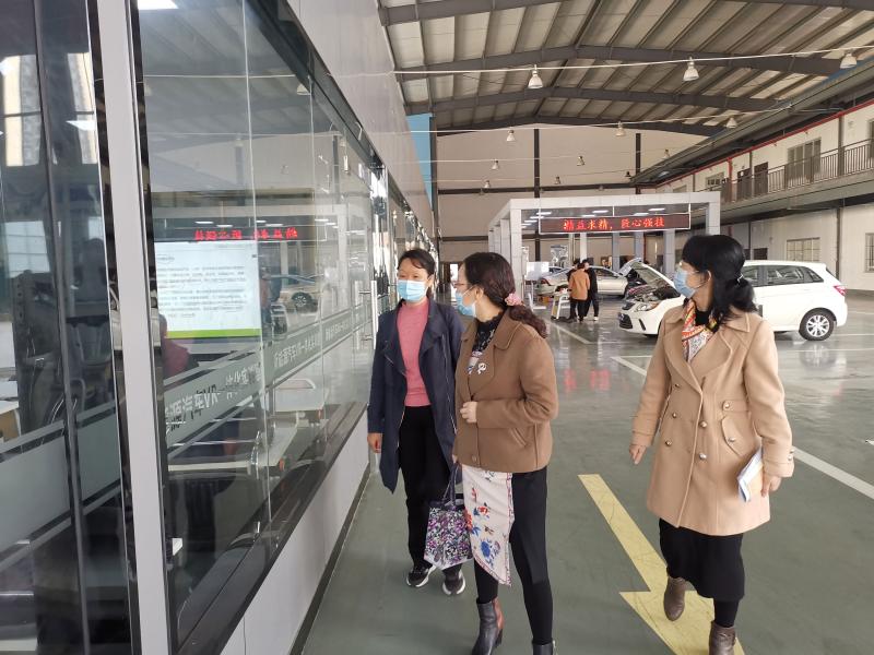 4、王娟副校长检查教师线上教学情况.jpg