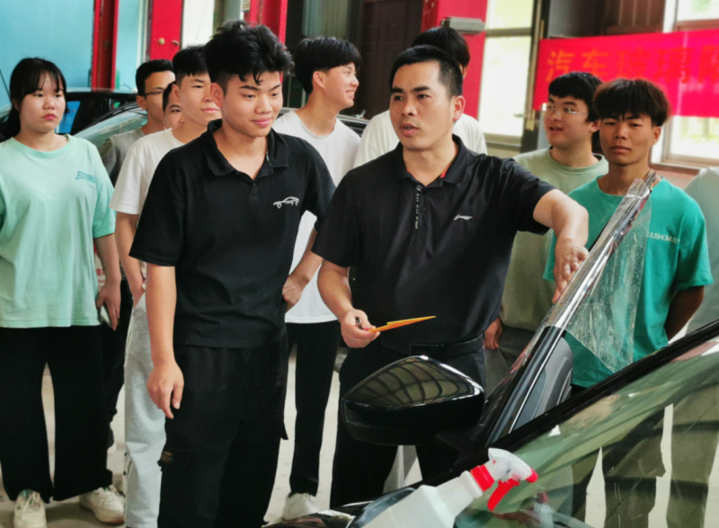 5.李盛福副院长点评和讲解贴膜技巧.png
