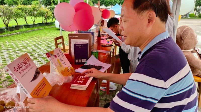 图五：学院组织员曹益柏老师参观书展.jpg