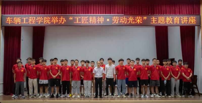 和学生代表合影.jpg