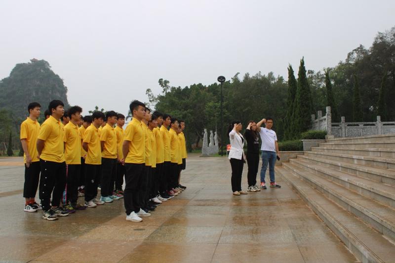 党员教师重温入党誓词（小图）.jpg