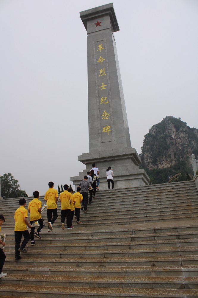 向革命烈士敬献鲜花（小图）.jpg