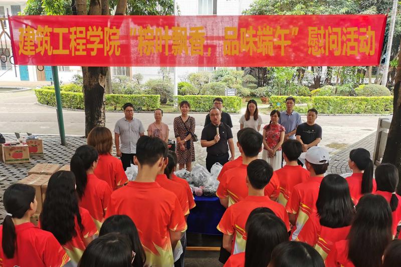 卿臻副校长做讲话（小尺寸）.jpg