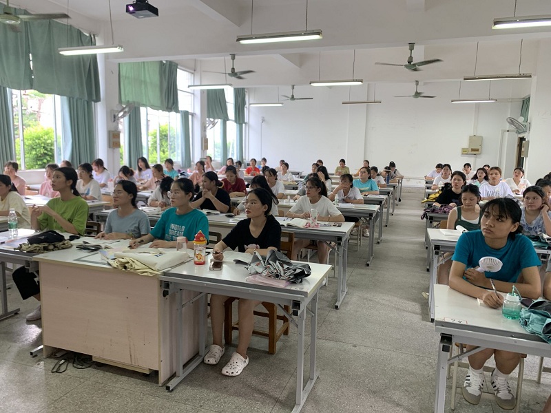 学生认真听讲（小尺寸）.jpg