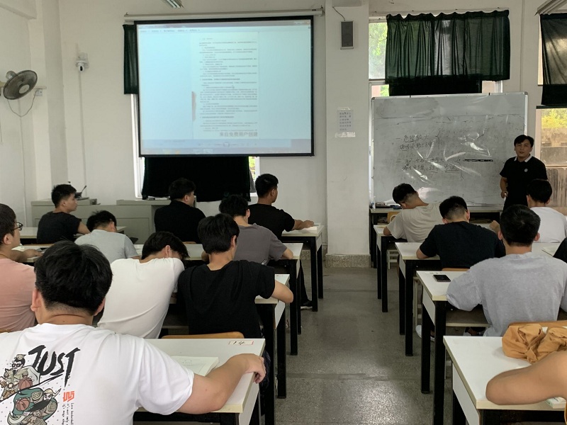 教师认真上课（小尺寸）.jpg