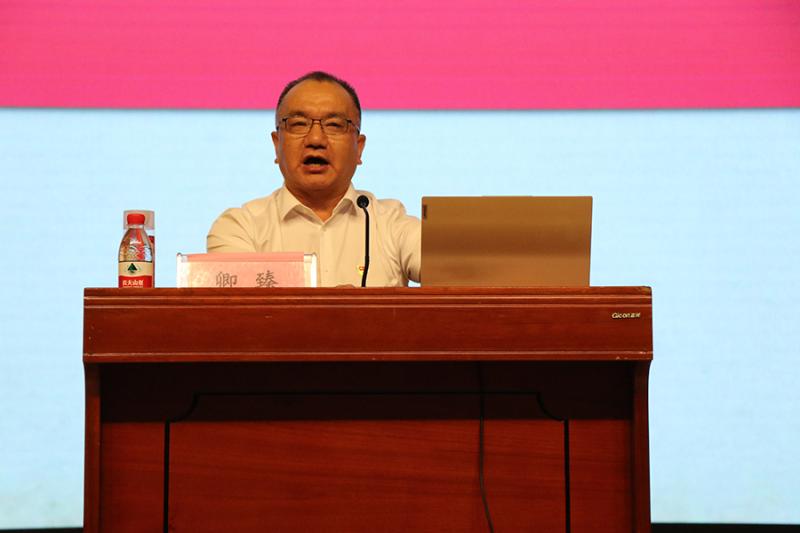 卿臻副校长上党课(小尺寸).jpg