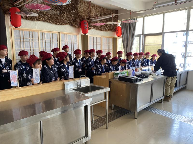 E:\u519c雁玲‚0-2021学年第二学期\u65b0闻稿月22日‚1.3.19轻工化工学院《轻工化工学院赴广西新闻出版技工学校交流》\u4fee改后的图\u89c2摩日本料理制作课程现场.jpg