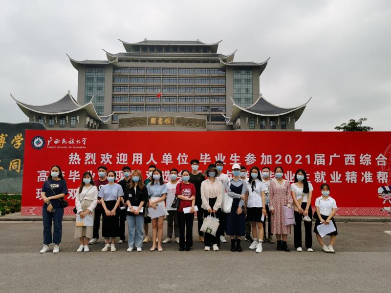 师生合影.jpg