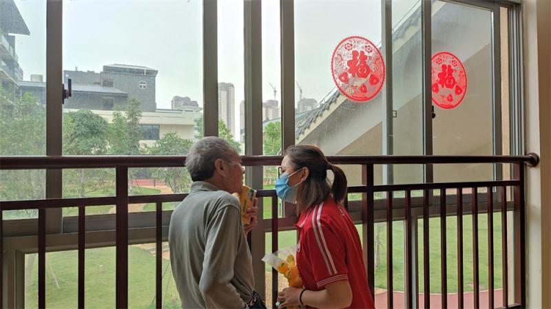 与老人聊天.jpg