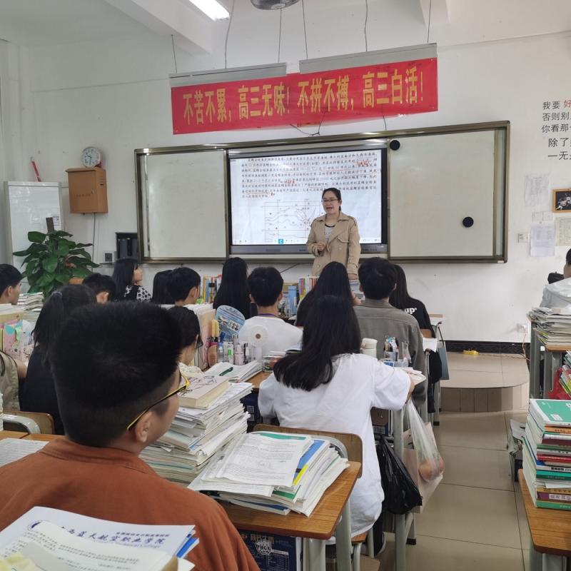 图二：林英副院长在平南县朝阳中学深入班级开展招生宣讲.jpg