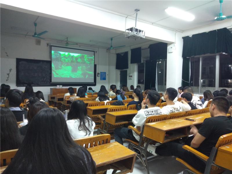 同学们学习广西民俗文化.jpg