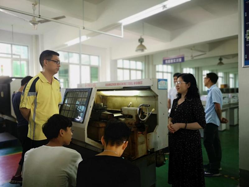 梁艳娟书记与实训课间师生交流.jpg