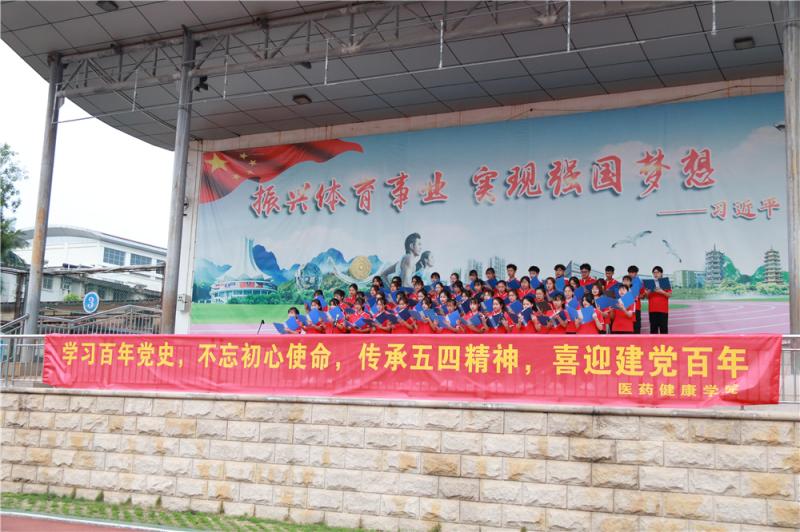 学生代表朗诵诗歌《红色》.jpg
