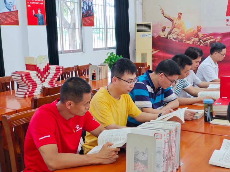 图三：党员聆听并阅读党史.jpg