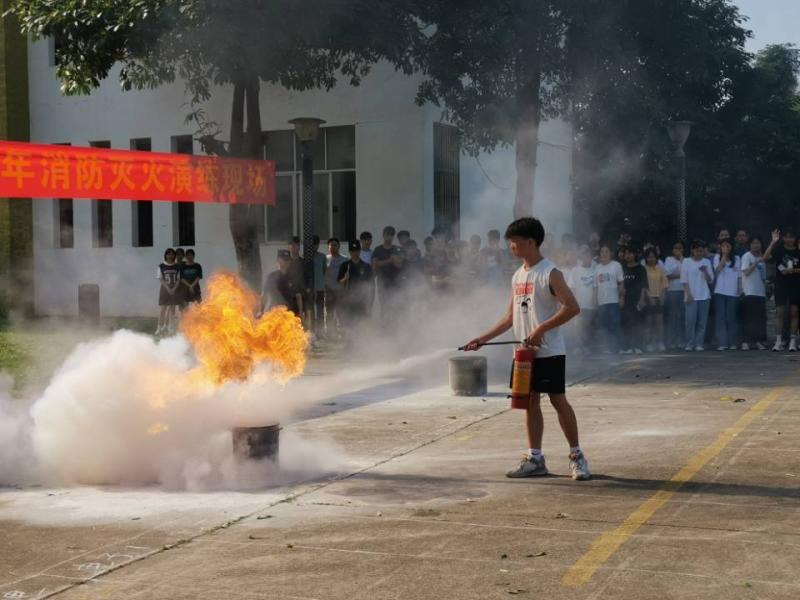 学生代表在实操使用灭火器.jpg