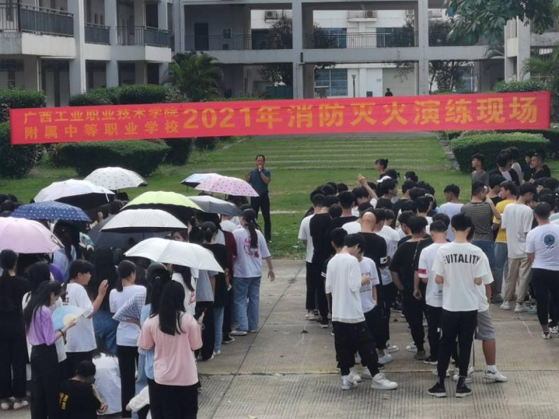中职校学工办邓一帆主任强调演练的注意事项.jpg