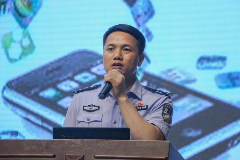 2.杨书辉警官为轻工化工学院师生授课.jpg
