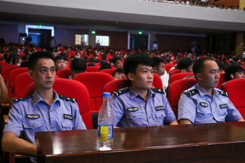 3.派出所警官到讲座现场为同学们开展防诈骗宣传教育.jpg