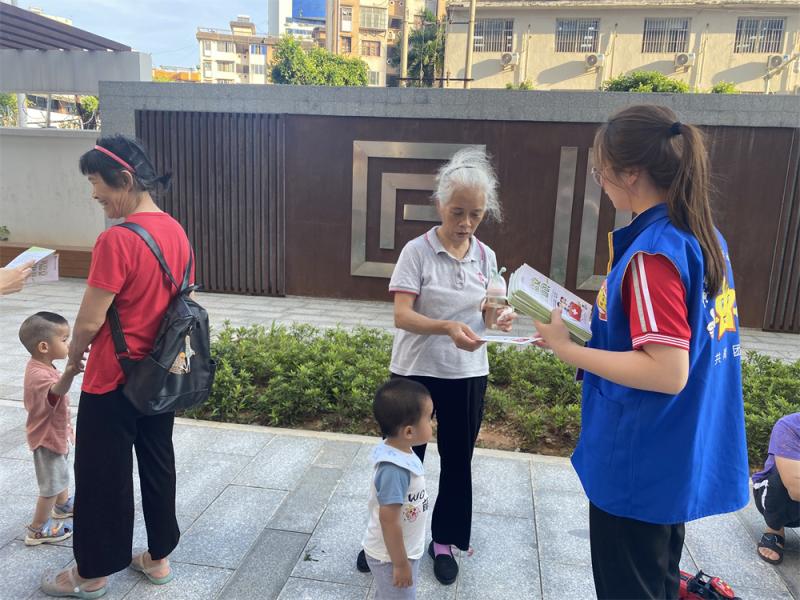 向居民宣传食品、药品安全知识.jpg