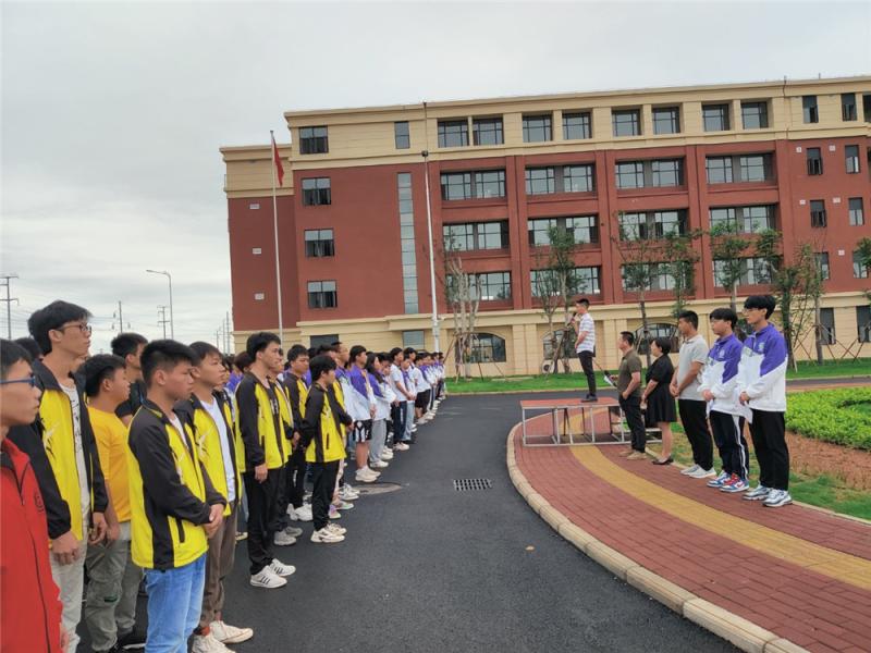 覃振胜老师主持悼念活动.jpg