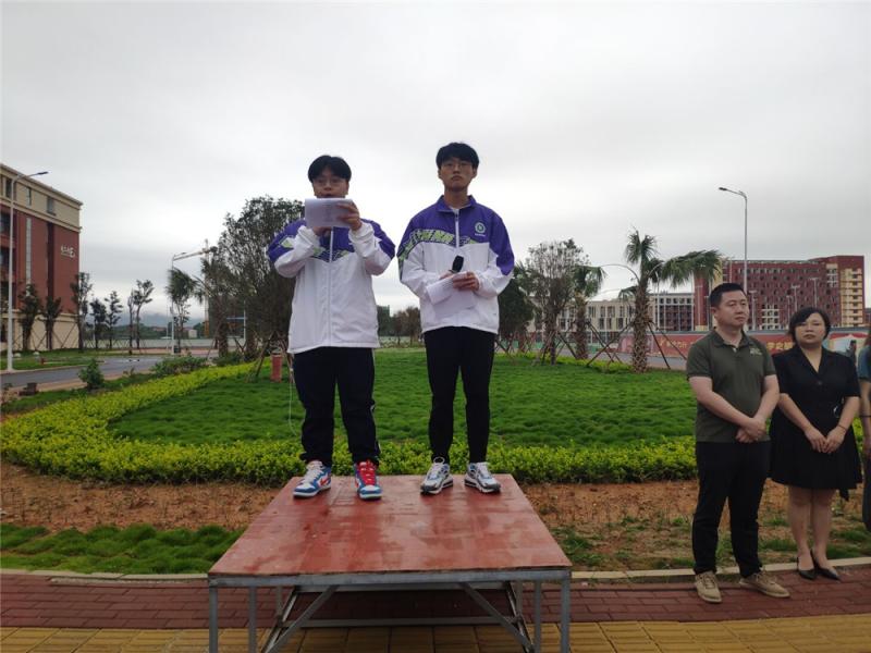 团委学生代表朗诵悼文.jpg