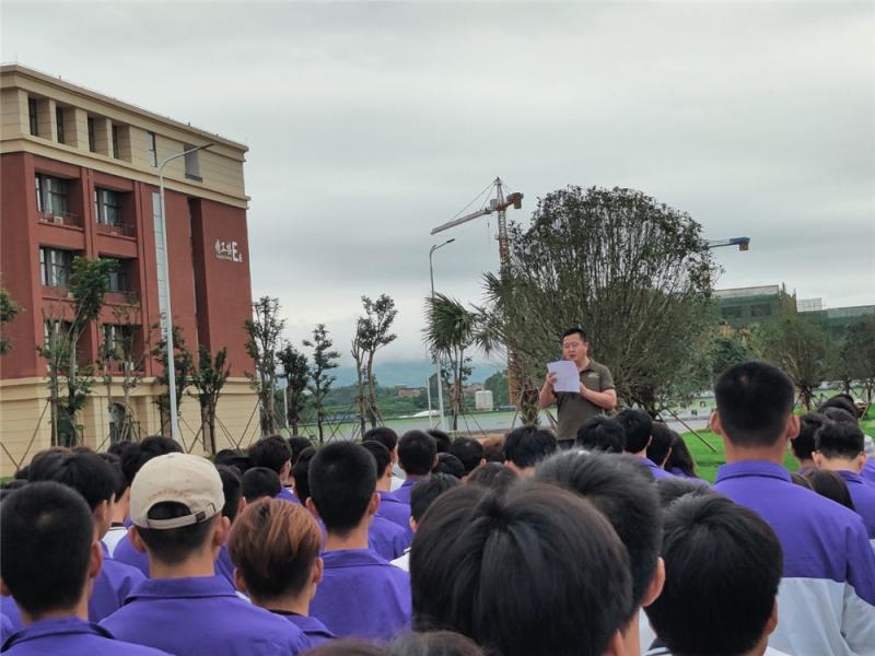 谢彤副院长做国旗下的讲话.jpg