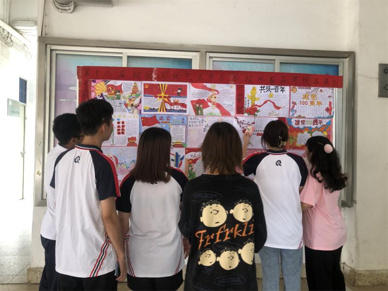 学生观看作品.jpg