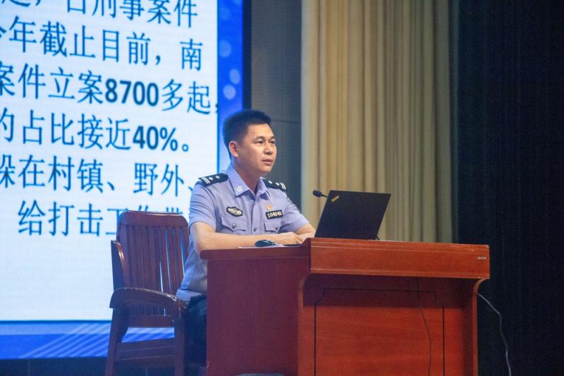 唐中辉警官宣讲_副本.jpg