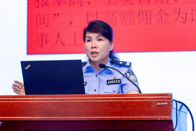 杨燕警官宣讲_副本.jpg