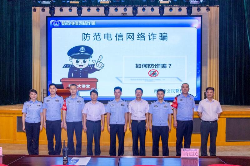 出席宣讲大会的有关单位领导合影_副本.jpg