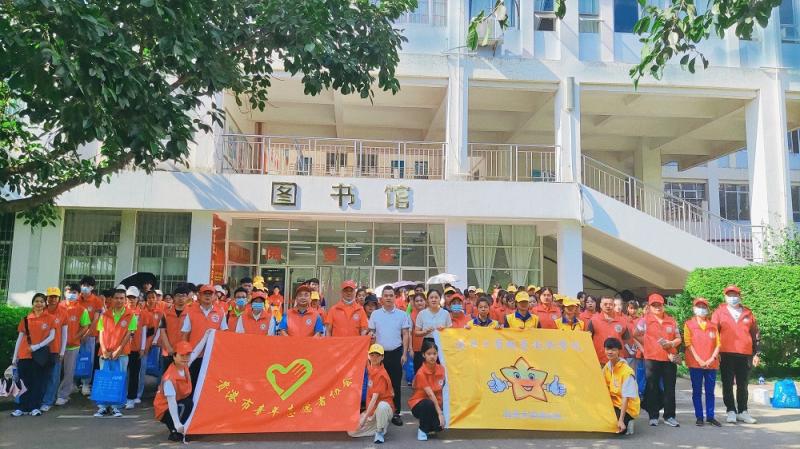 英国上市公司官网365志愿者与贵港市青年志愿者协会志愿者合影留念.jpg