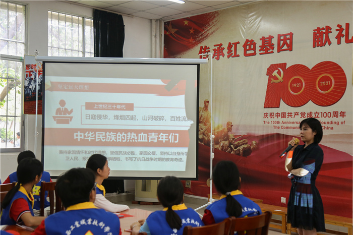 刘思雅老师作《新青年》与新文化的主题授课.jpg