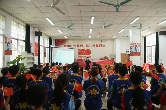 全场合唱《没有共产党就没有新中国》.jpg