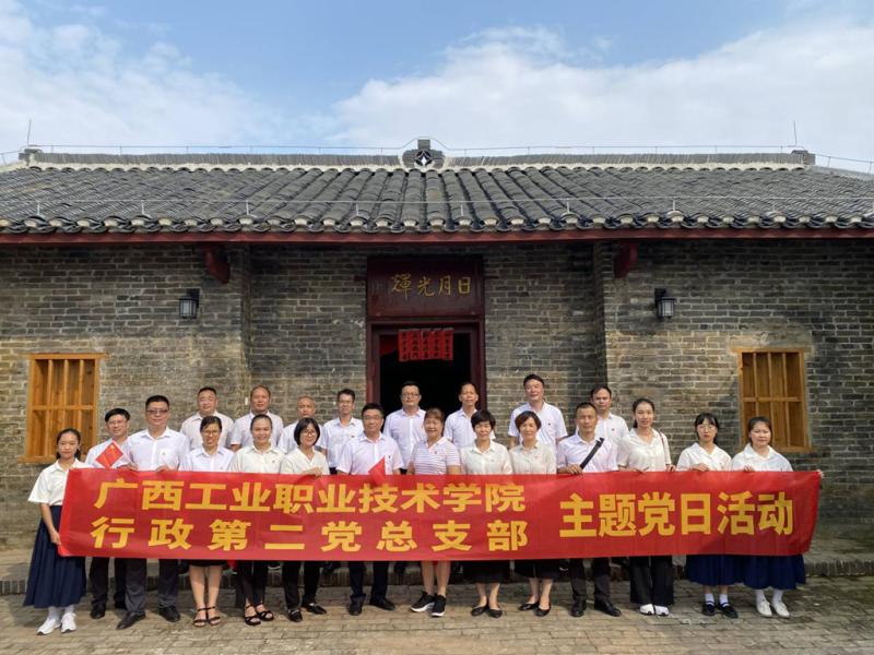 谭寿林故居前合影.jpg
