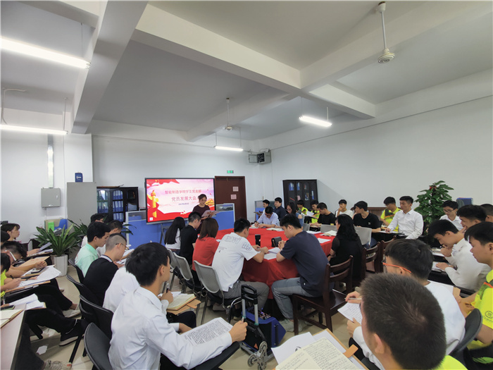 发展对象宣读入党志愿书.jpg